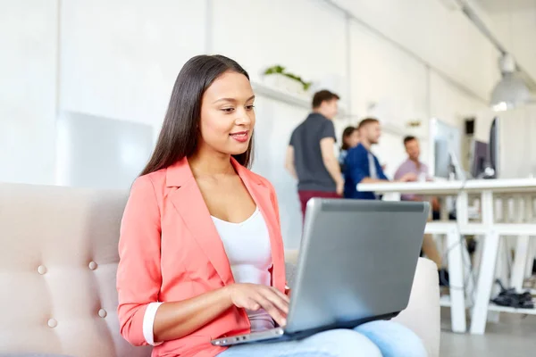 Mujer feliz con el ordenador portátil trabajando en la oficina — Foto de Stock