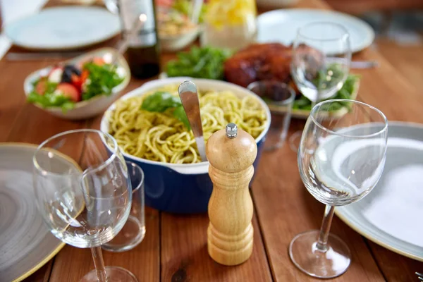Pepermolen of zout grinder op geserveerd houten tafel — Stockfoto