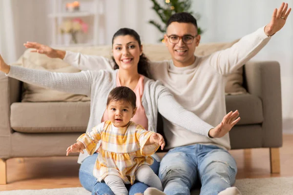 Glückliche Familie mit kleiner Tochter zu Hause — Stockfoto