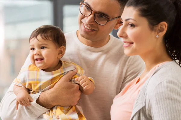 Famille heureuse avec bébé fille à la maison — Photo