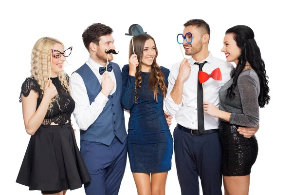 Amigos felizes com adereços de festa posando — Fotografia de Stock