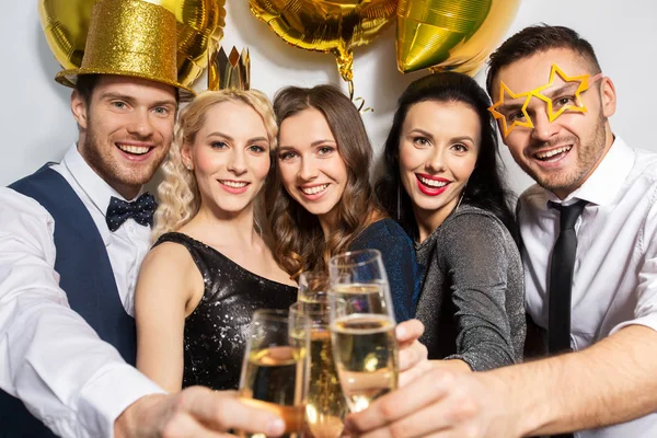 Glückliche Freunde klirren bei Party mit Sektgläsern — Stockfoto