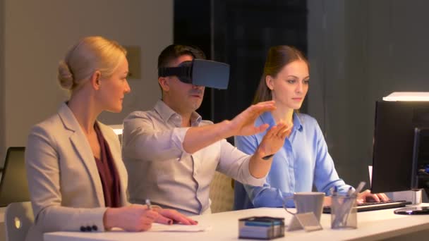 Team mit Virtual-Reality-Headset im Nachtbüro — Stockvideo