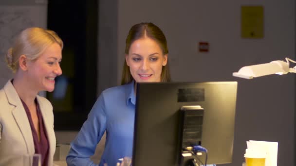 Бізнес-леді з комп'ютером, що працює пізно в офісі — стокове відео