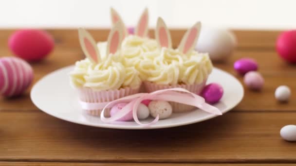 Cupcakes with easter eggs and candies on table — Stock Video