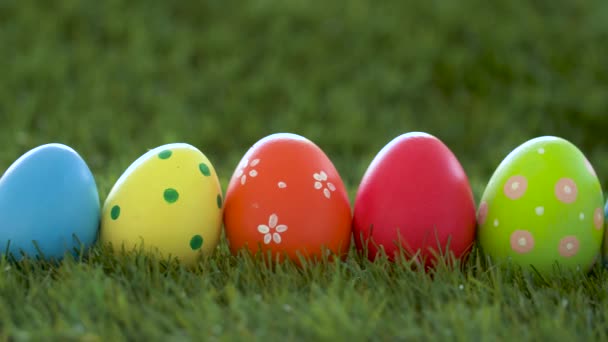 Fila de huevos de Pascua de colores en césped artificial — Vídeo de stock