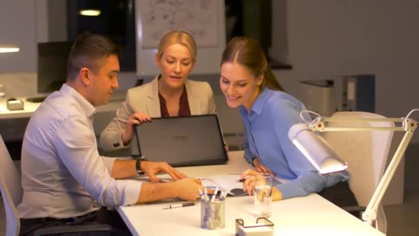 Equipo de negocios con papeles trabajando hasta tarde en la oficina — Vídeos de Stock