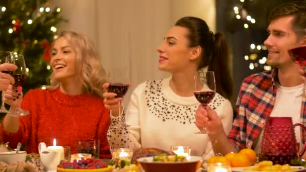 Znajomych do picia wina christmas dinner party — Wideo stockowe