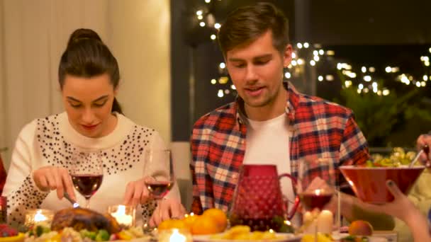 Amigos comiendo en casa fiesta de Navidad — Vídeo de stock