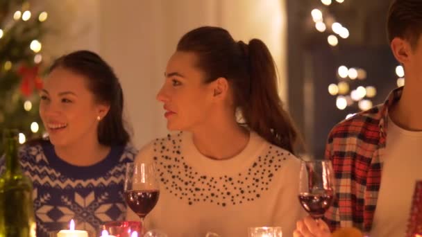 Znajomych do picia wina christmas dinner party — Wideo stockowe