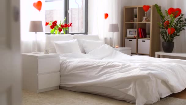 Przytulna sypialnia urządzone na Walentynki — Wideo stockowe