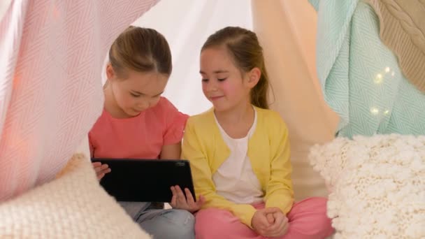 Bambine con tablet pc in tenda per bambini a casa — Video Stock