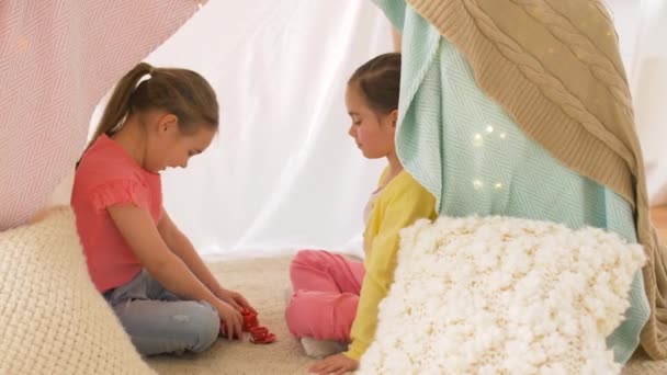 Meninas felizes em crianças tenda jogando chá festa em casa — Vídeo de Stock