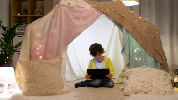 Kleiner Junge mit Tablet-PC im Kinderzelt zu Hause — Stockvideo