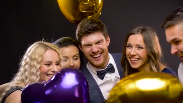 Amigos felices con globos dorados y violetas — Vídeos de Stock