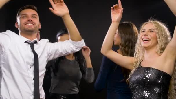 Щасливі друзі танцюють на вечірці або дискотеці — стокове відео