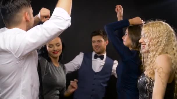 Счастливые друзья танцуют на вечеринке или дискотеке — стоковое видео