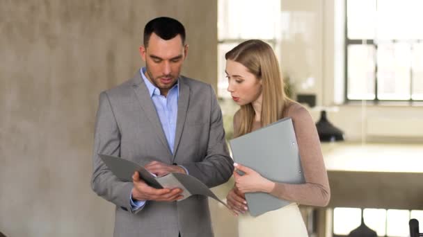 Mujer de negocios y hombre de negocios discutir carpeta — Vídeo de stock