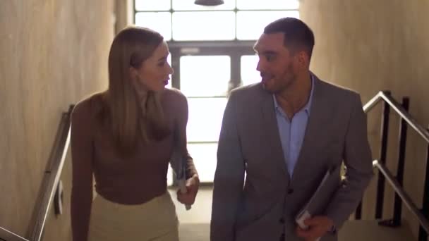Geschäftsfrau und Geschäftsmann gehen die Treppe hinauf — Stockvideo