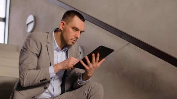 Uomo d'affari con tablet pc alle scale dell'ufficio — Video Stock