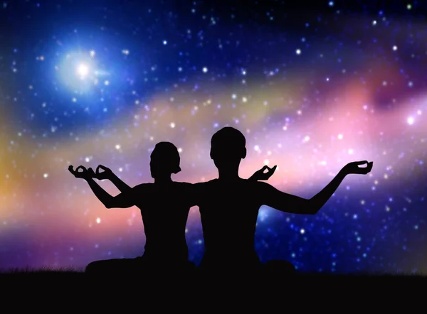 Черный силуэт пары, медитирующей над космосом — стоковое фото