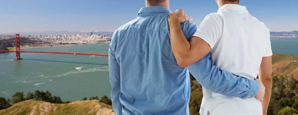 Nahaufnahme von homosexuellem Paar über Oakland Bay Bridge — Stockfoto