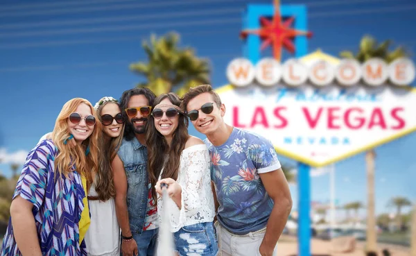 Amigos viajando a Las Vegas y tomando selfie — Foto de Stock