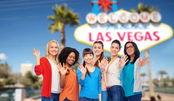 Grupo internacional de mujeres felices en Las Vegas — Foto de Stock