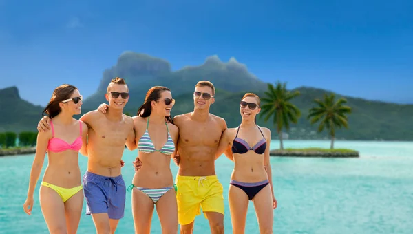 Amis souriants dans des lunettes de soleil sur la plage d'été — Photo