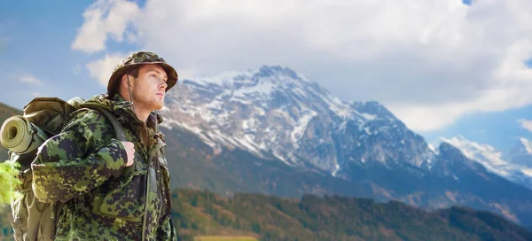 Soldado en uniforme militar con mochila senderismo — Foto de Stock