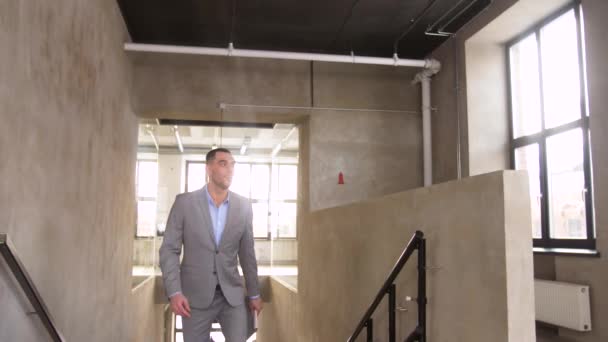 Бизнесмен встречает деловую женщину на служебной лестнице — стоковое видео
