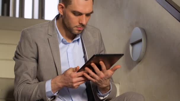 Podnikatel s tablet pc v kanceláři schody — Stock video