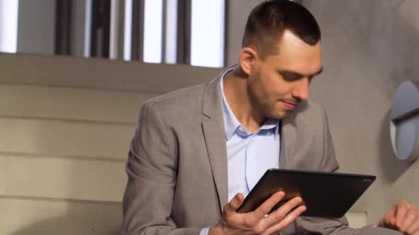 Biznesmen z komputera typu tablet i kawa na schodach — Wideo stockowe