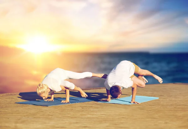 Paar beim Yoga im Freien — Stockfoto