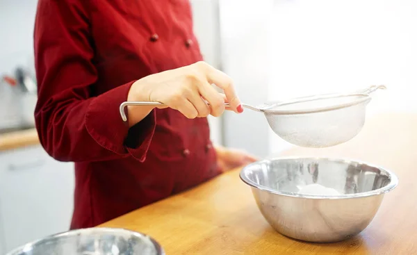 Chef com farinha em tigela fazendo massa ou massa — Fotografia de Stock