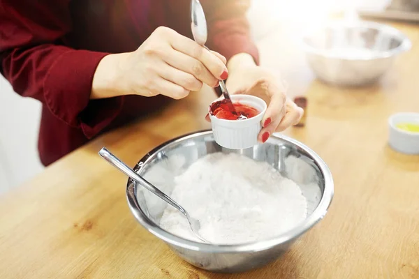Mãos chef adicionando cor de comida em tigela com farinha — Fotografia de Stock