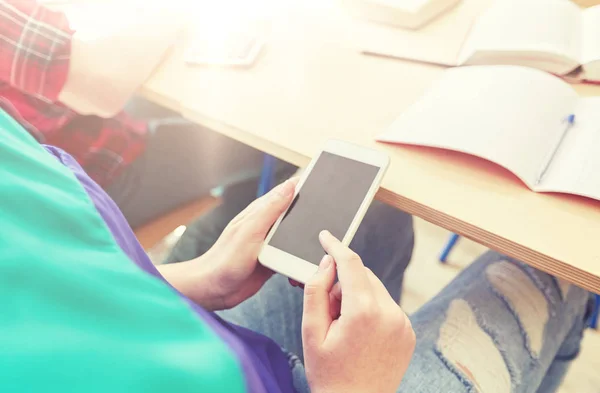 Studente ragazza con smartphone sms a scuola — Foto Stock