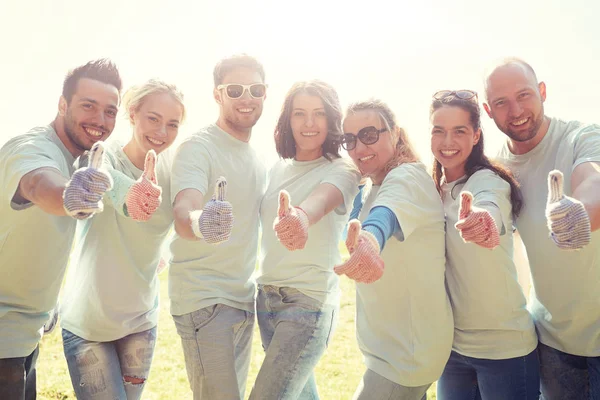 Grupo de voluntarios mostrando pulgares al aire libre — Foto de Stock