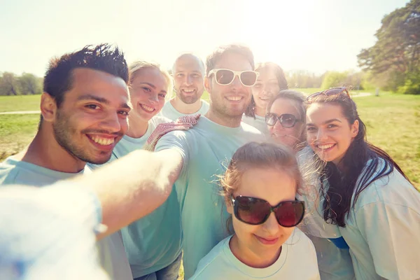 スマート フォンで selfie を取ってボランティアのグループ — ストック写真