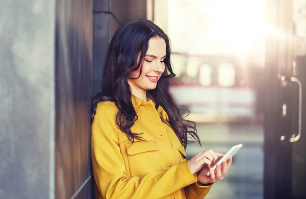 Sorrindo jovem mulher ou menina mensagens de texto no smartphone — Fotografia de Stock