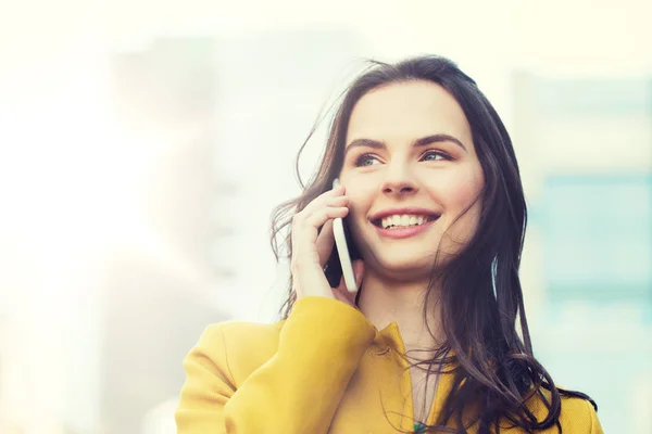 Lachende jonge vrouw of meisje bellen op smartphone — Stockfoto