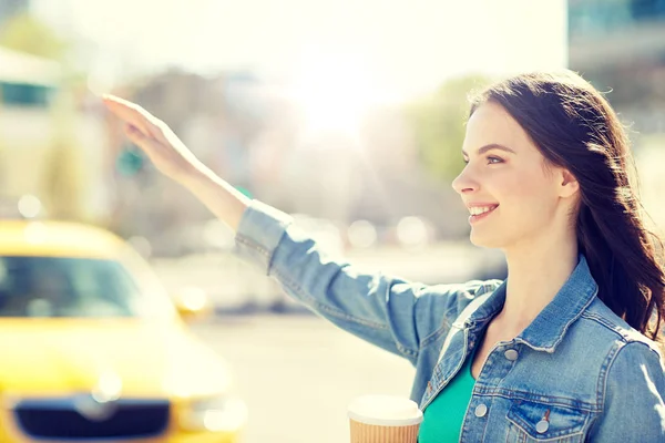 도시 거리에 커피를 마시는 행복 한 젊은 여자 — 스톡 사진