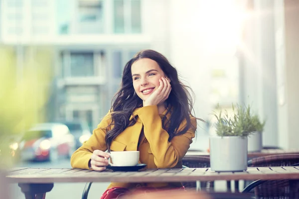 Boldog nő iszik kakaót, a város utcai kávézó — Stock Fotó