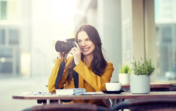 市内のカフェでカメラで幸せ観光女性 — ストック写真