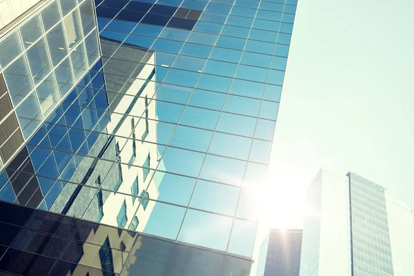 Primer plano del edificio de oficinas o rascacielos y cielo —  Fotos de Stock