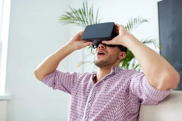 Hombre feliz con auriculares de realidad virtual en la oficina — Foto de Stock