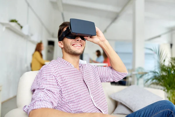 Homem feliz com fone de ouvido realidade virtual no escritório — Fotografia de Stock