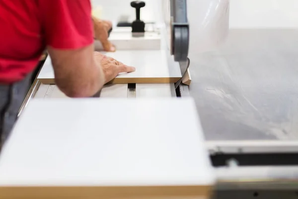 Timmerman met deelvenster saw en vezelplaat in fabriek — Stockfoto