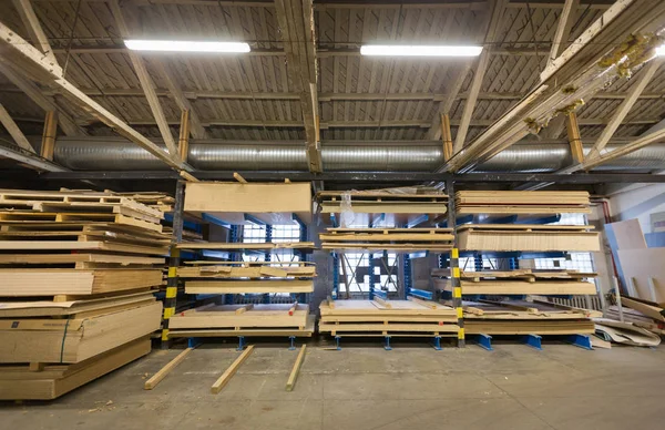 Tavole che immagazzinano al magazzino della fabbrica di lavorazione del legno — Foto Stock