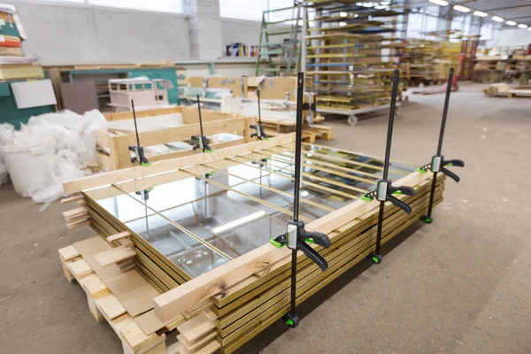 Mirror panels with bar clamps at furniture factory — Stock Photo, Image